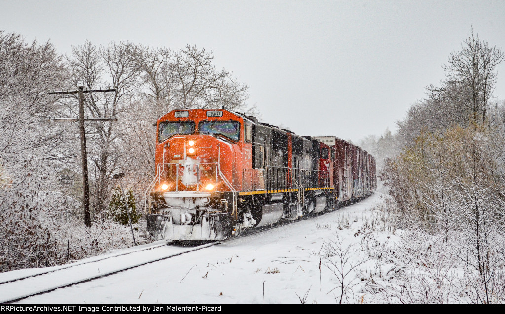 CN 5720 leads 403 at Rue De La Gare